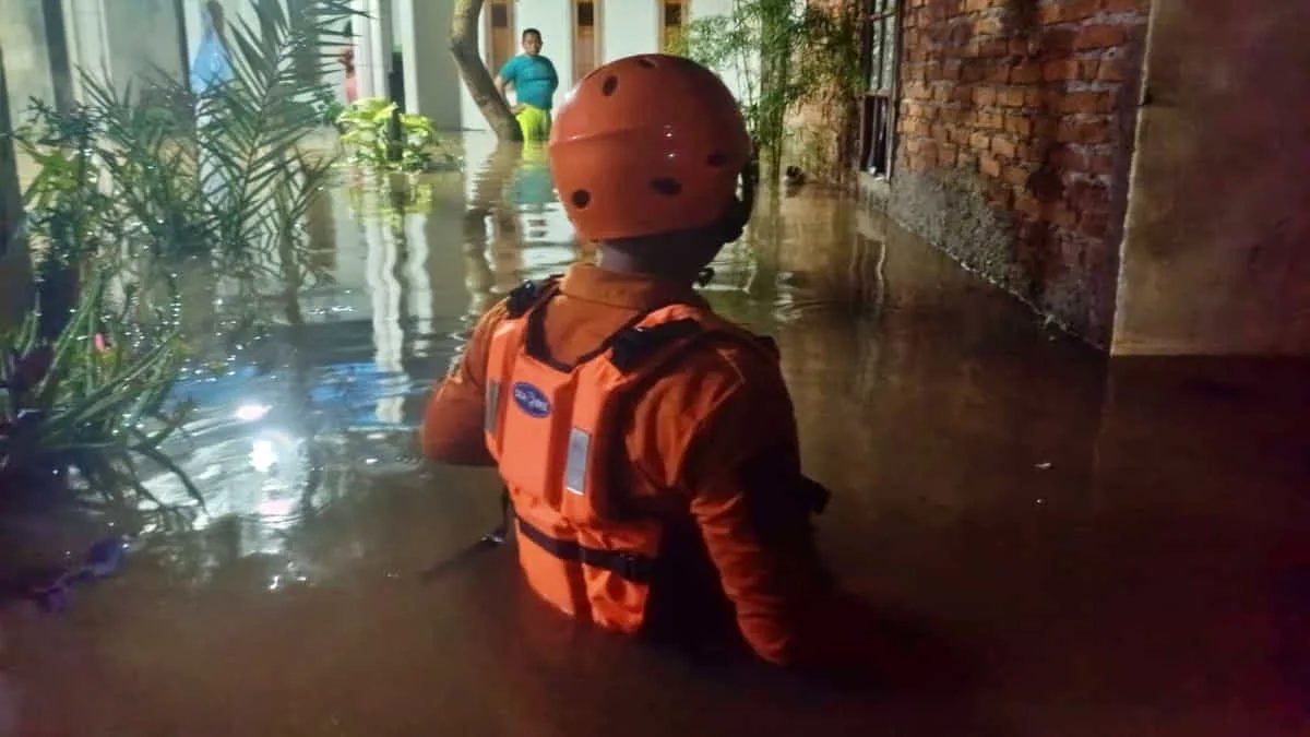 Bencana hidrometeorologi berupa banjir menerjang kawasan Kota Cirebon, Jawa Barat. Petugas BPBD Cirebon berupaya mengevakuasi warga terdampak banjir. Foto: dok. BPBD Kabupaten Cirebon.