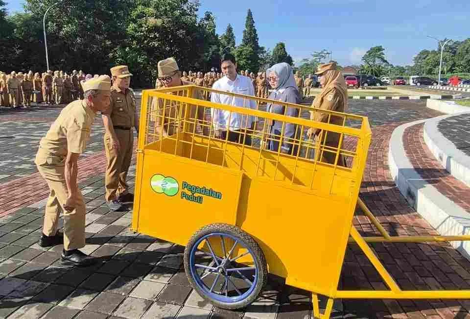 Pegadaian Serahkan 12 Armada Angkut Sampah ke Kabupaten Kuningan. (Ist)