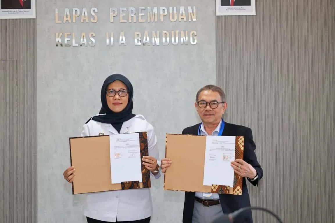 Ketua STIKOM Bandung Dr. Dedy Djamaludin Malik dan Kalapas Perempuan Kelas IIA Bandung, usai menandatangani kerja sama dalam bidang pengabdian masyarakat, di Lapas Perempuan, Bandung, Rabu (12/11/2025). (Foto: Ist)
