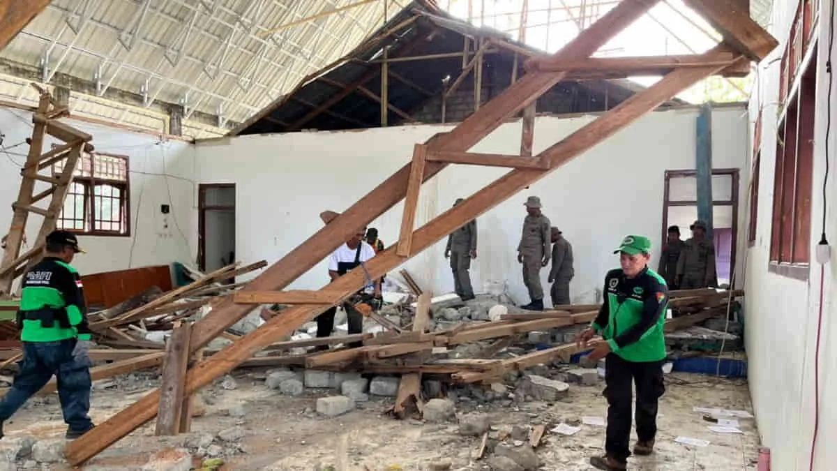 Petugas gabungan membersihkan material bangunan akibat guncangan gempa bumi di Kabupaten Poso, Sulawesi Tengah pada Minggu (17/8/2025). Akibat bencana tersebut, 1 orang meninggal karena tertimpa reruntuhan material bangunan. Foto: ist/dok BNPB