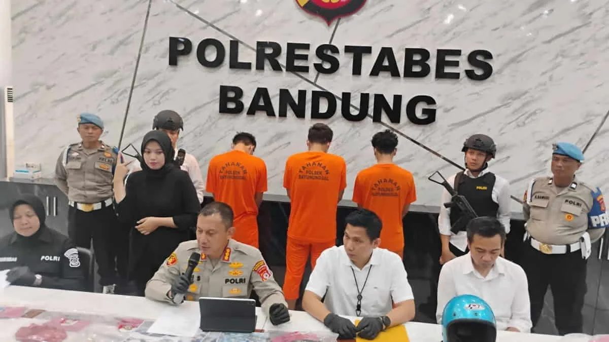 Tiga dari lima tersangka yang melakukan penganiayaan kepada korban di sebuah pusat kebugaran di Kota Bandung, Jawa Barat, kini mendekam di sel tahanan Polrestabes Bandung. Para tersangka yang juga anggota berandalan bermotor itu menganiaya petugas sekuriti dan pengunjung gym. Foto: Vil/trustjabar