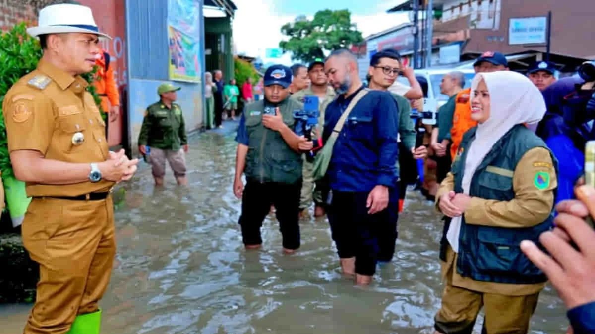 Bupati Bandung Dadang Supriatna (kiri) saat meninjau salah satu lokasi terdampak bencana hidrometeorologi berupa banjir di Kabupaten Bandung. Foto: Diskominfo Pemkab Bandung/