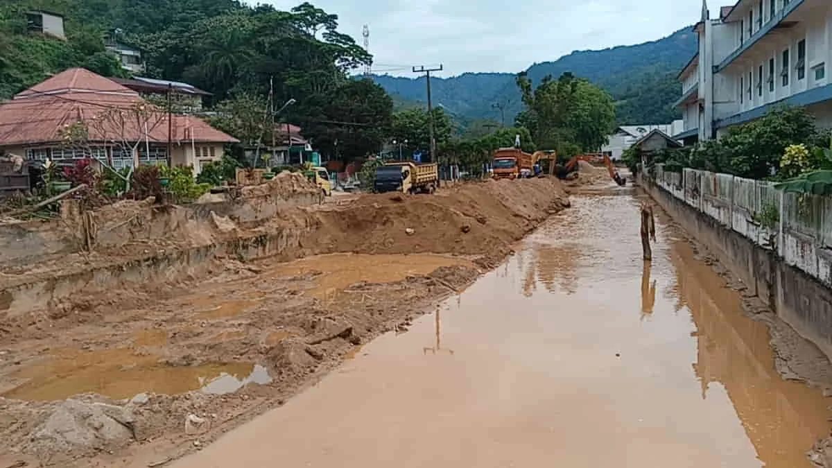 Genangan banjir luapan Sungai Aek Doras di Kota Sibolga, Sumatra Utara.  Pemerintah mengklaim telah meyalurkan Dana Bantuan Kemasyarakatan Presiden untuk 3 provinsi terdampak bencana di Aceh, Sumatra Utara, dan Sumatra Barat sebesar Rp 268 miliar untuk korban terdampak bencana. Foto : dok.BNPB