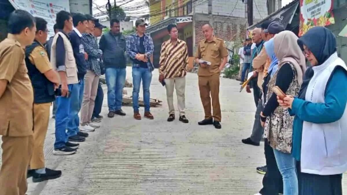 Komisi III DPRD Bandung Barat, Jawa Barat, saat melakukan sidak di dua lokasi perbaikan jalan. Dalam sidak tersebut, DPRD Bandung Barat menemukan fakta mengejutkan. Foto: Adi/trustjabar