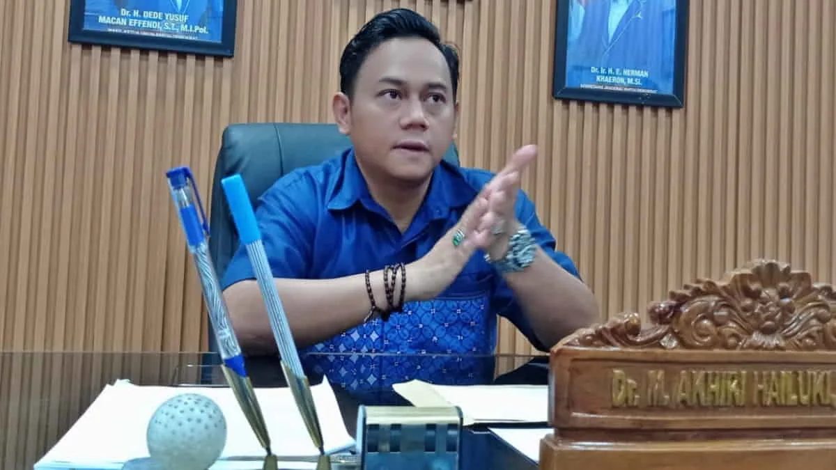 Wakil Ketua DPRD Kabupaten Bandung, M Hailuki menyoroti terkait insiden ambruknya kanopi beton di blok III Pasar Soreang. Foto: cep/trustjabar