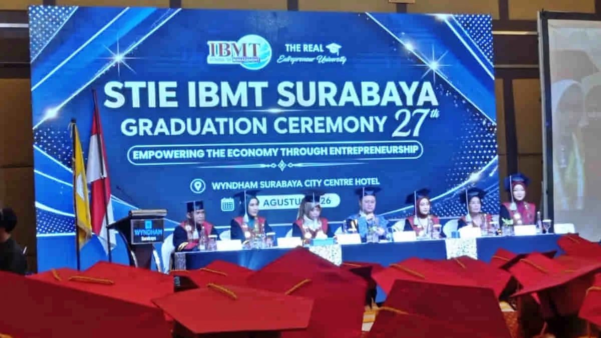 Prosesi pelaksanaan sidang senat terbuka wisuda ke-27 STIE IBMT Surabaya, Sabtu (29/8/2026). Foto: cep/trustjabar.com