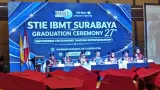 Prosesi pelaksanaan sidang senat terbuka wisuda ke-27 STIE IBMT Surabaya, Sabtu (29/8/2026). Foto: cep/trustjabar.com