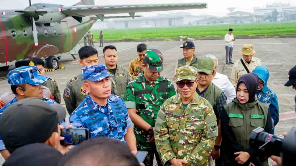 Pemkab Bandung, Jawa Barat, menyebarkan 52 juta biji pohon buah-buahan dengan menggunakan teknik aeroseeding untuk memulihkan ekosistem di lahan yang sulit terngkangkau. (cep/trustjabar)
