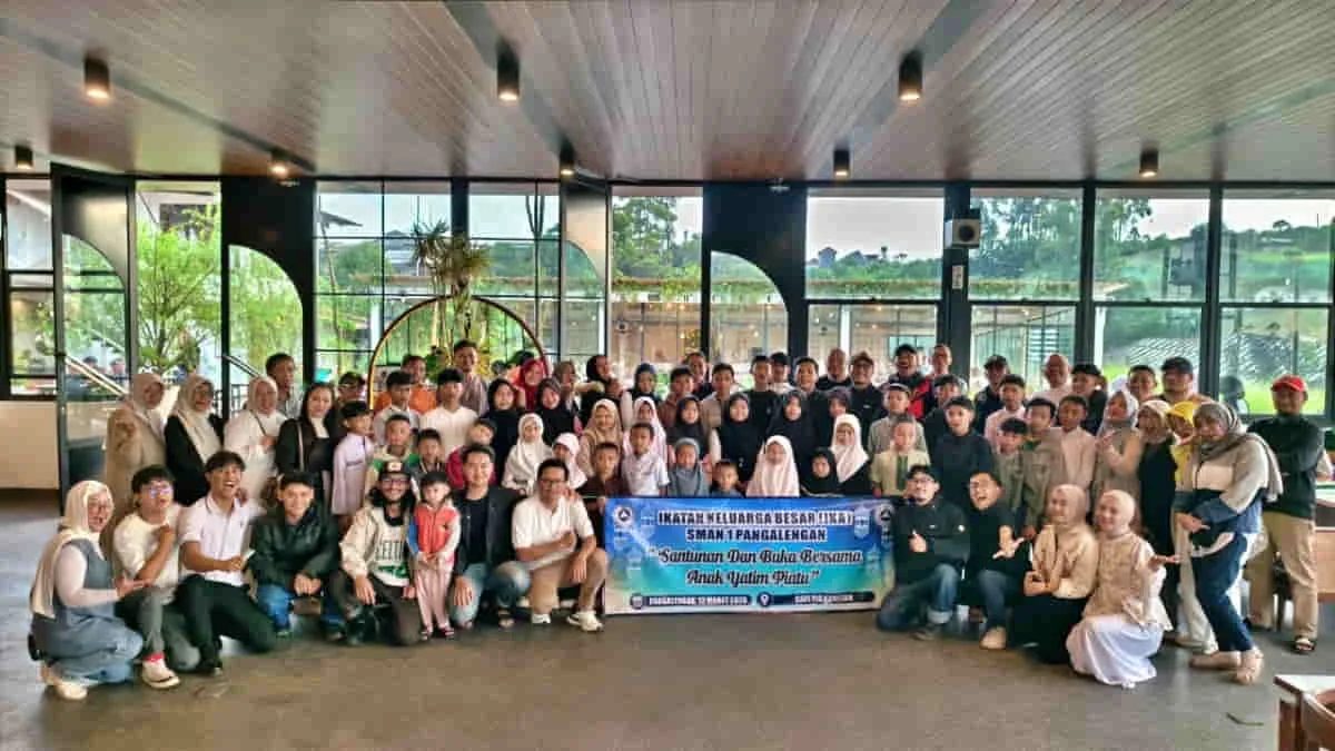 Ikatan Keluarga Alumni (IKA) SMAN 1 Pangalengan saat berfoto bersama di sela bakti sosial pemberian santunan kepada 51 anak yatim di Pangalengan, Kabupaten Bandung, Jawa Barat. Foto : dok. IKA SMAN 1 Pangalengan
