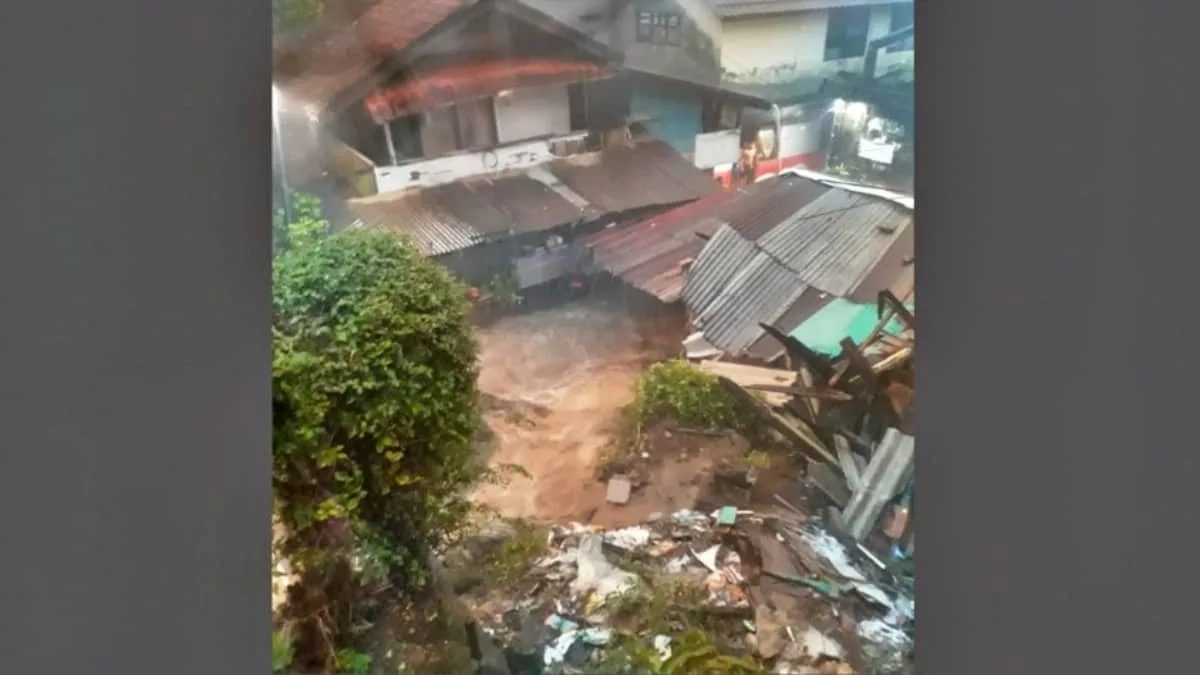 Peristiwa banjir bandang melanda Kecamatan Cisolok dan Cikakak, Kabupaten Sukabumi, Jawa Barat, pada Senin (27/10). Tim gabungan segera melakukan upaya pembersihan material lumpur di permukiman warga. Selain di Sukabumi, bencana hidrometeorologi basah juga menyergap sejumlah wilayah di Indonesia. Foto: dok. BNPB/
