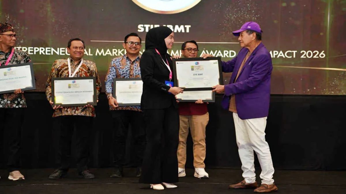 Perwakilan STIE IBMT Surabaya saat menerima penghargaan Entrepreneurial Marketing Campus for Impact 2026 dari MCorp dan MarkPlus Institute. Foto: istimewa/