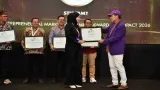 Perwakilan STIE IBMT Surabaya saat menerima penghargaan Entrepreneurial Marketing Campus for Impact 2026 dari MCorp dan MarkPlus Institute. Foto: istimewa/