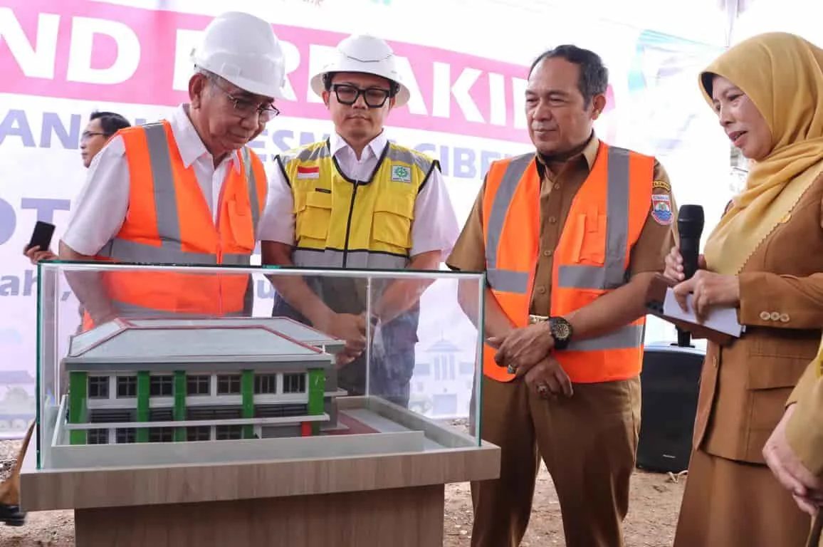 Proses pembangunan Puskesmas Cibeureum yang akan jadi pilot project dari aspek fasilitas dan pelayanan bagi puskesmas lainnya di Kota Cimahi, Selasa (12/8/2025). (foto: Istimewa)