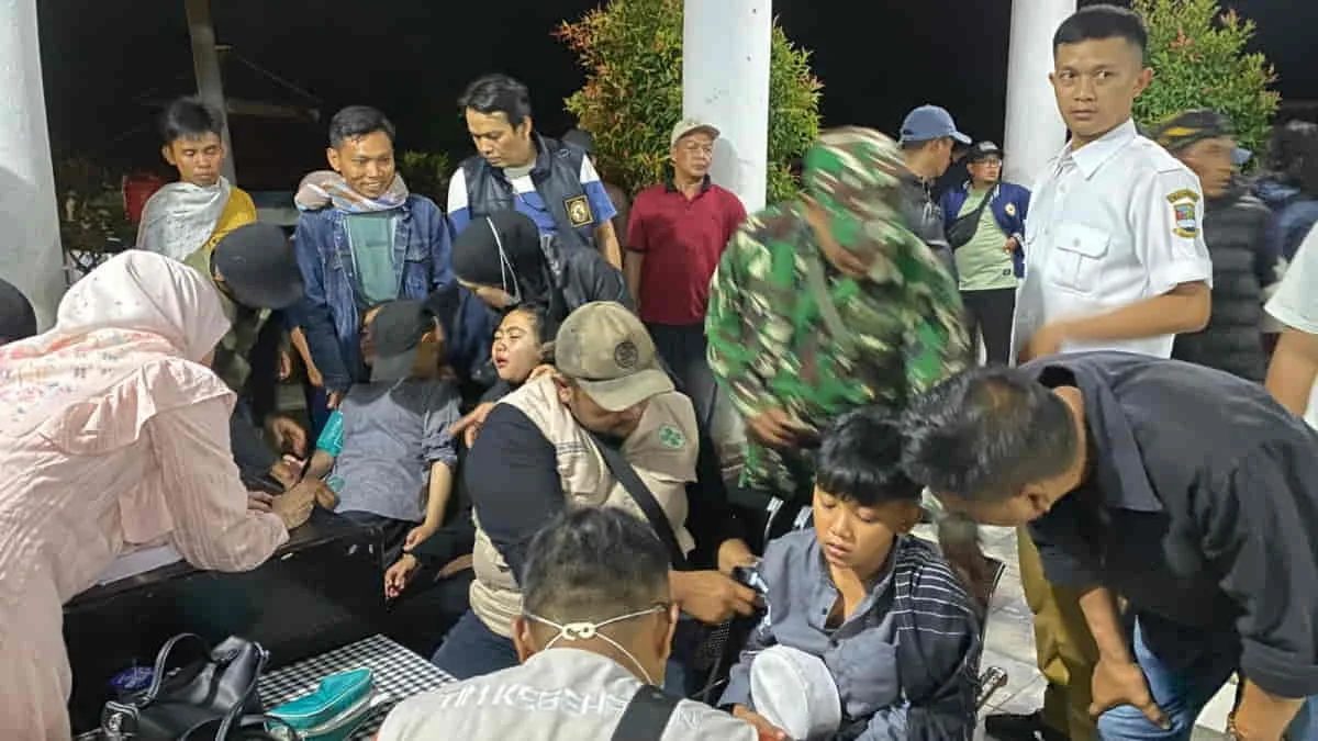 Memastikan penyebab keracunan massal yang menimpa pelajar di Bandung Barat, Jawa Barat, petugas Dinas Kesehatan Bandung Barat mengambil sampel dari makanan menu MBG dan muntahan untuk dilakukan uji laboratorium. Foto: Adi/trustjabar