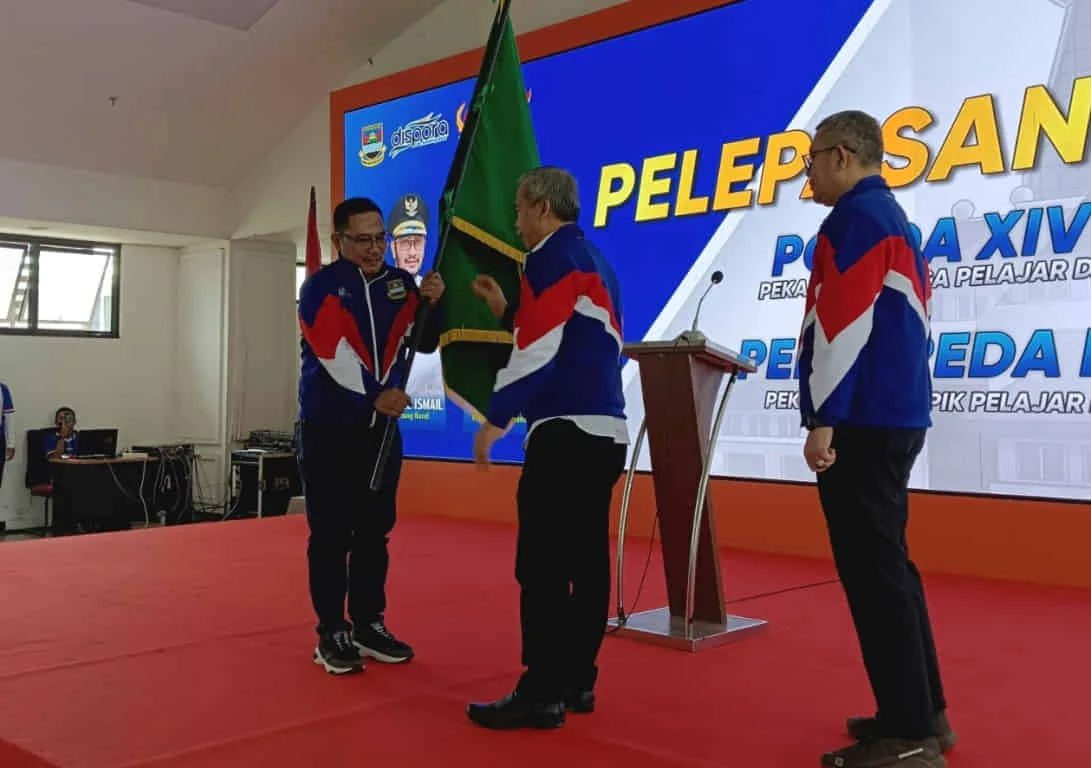 Wakil Bupati Bandung Barat Asep Ismail secara simbolis melepas kontingen KBB yang akan tampil di 
Popda XIV dan Peparpeda IV Jawa Barat, di Bale Gempungan, Gedung B Lantai 4, komplek Pemda KBB, Kamis (18/9/2025). (Foto/Humas)