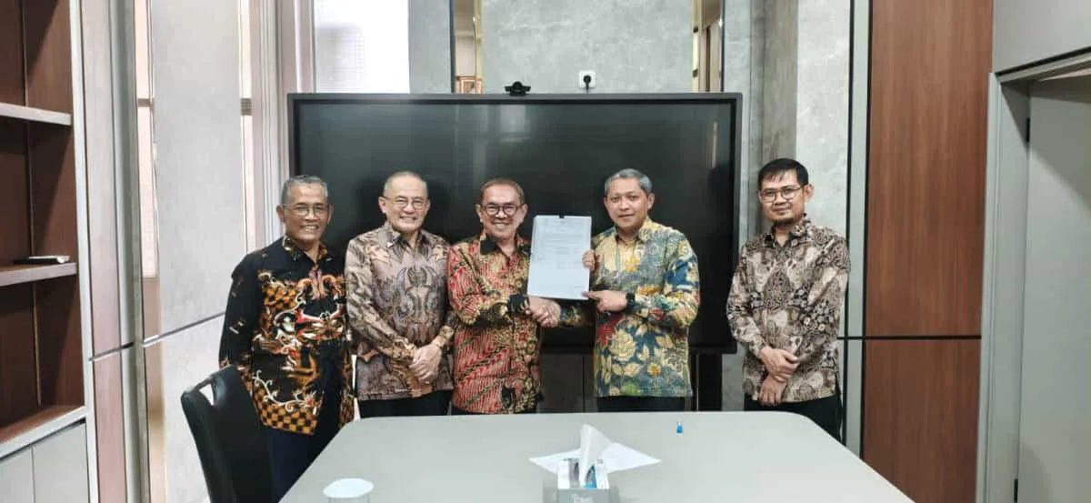 Kepala LLDikti IV Dr. Lukman menyerahkan sanksi ringan  kepada Ketua Stikom Bandung Dr. Dedy Djamaluddin Malik, 26 Agustus 2025.