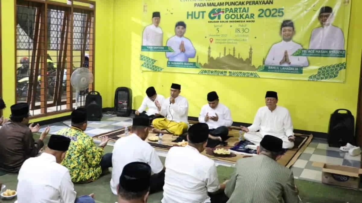 Para kader Partai Golkar Kabupaten Bandung, Jawa Barat, serempak menggelar doa bersama dan istighosah untuk korban bencana di Kabupaten Bandung, Aceh, Sumatera Utara, dan Sumatera Barat. Selain itu, doa bersama ini juga dalam memperingati HUT Partai Golkar ke-61 mengusung tema 'Merajut Kebersamaan Membangun Indonesia Maju'. Foto: trustjabar/