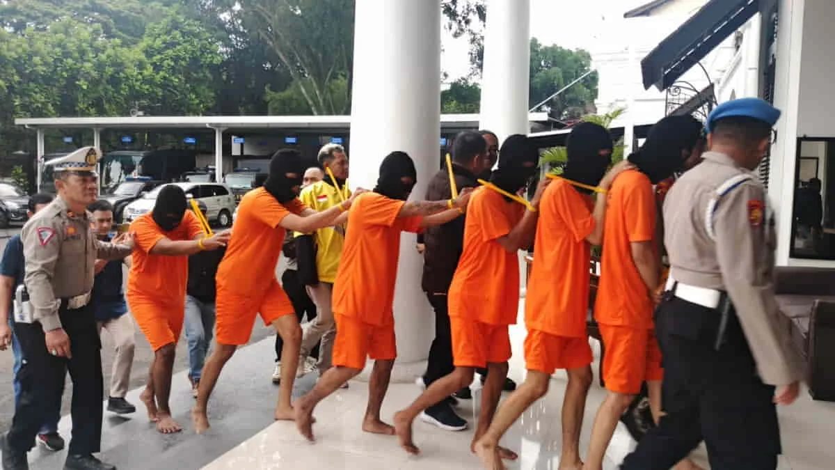 Polrestabes Bandung berhasil meringkus 2 tersangka yang merupakan kawanan begal berinisial TH (20) dan AN (19) yang kerap beraksi di beberapa lokasi di Kota Bandung, Jawa Barat. Tidak hanya itu, polisi juga berhasil meringkus 4 tersangka lainnya yang berperan sebagai penadah barang curian dari TH dan AN. Foto: ist/

Kerap Sasar Pengemudi Ojol, Aksi Kawanan Begal Berakhir di Jeruji Besi Polrestabes Bandung
