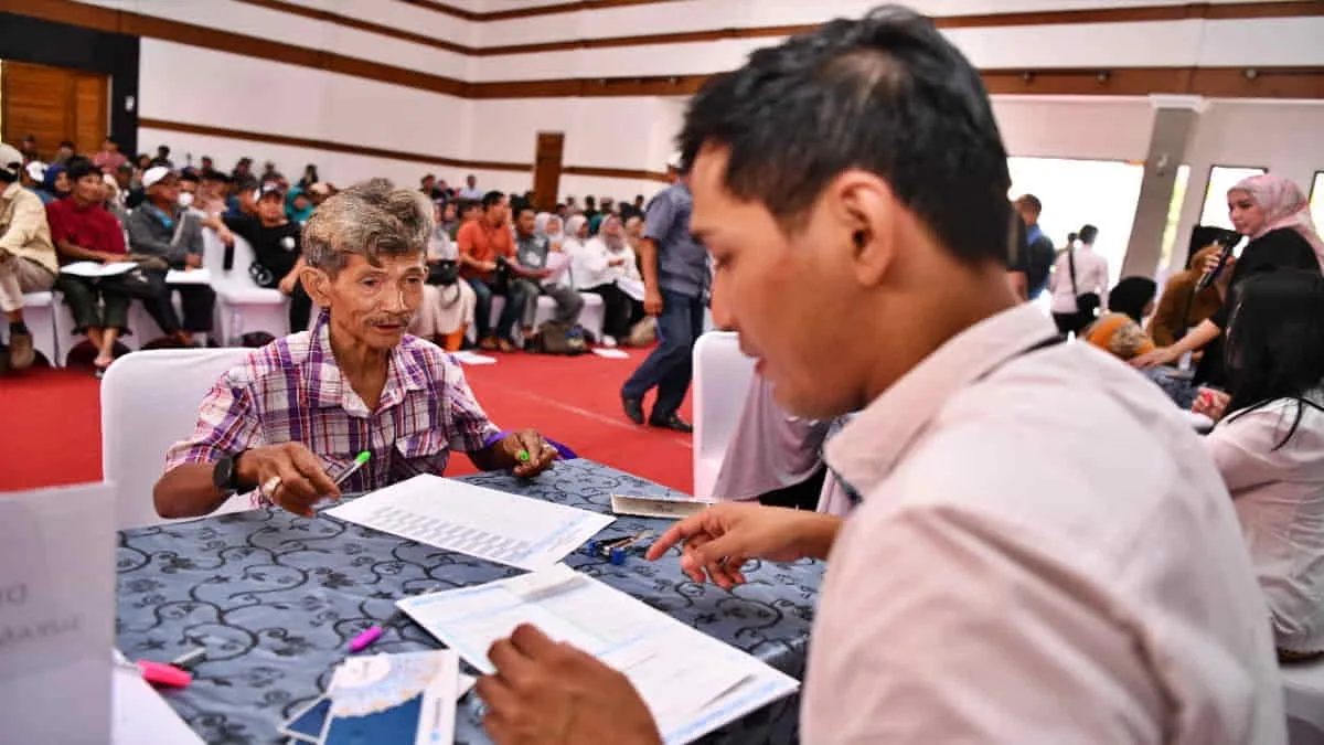 Ratusan warga pemilik bangunan liar di Telukjambe Timur, Karawang, Jawa Barat, memperoleh uang kontrak rumah dari Pemprov Jabar. Foto: ist/Diskominfo Pemprov Jabar