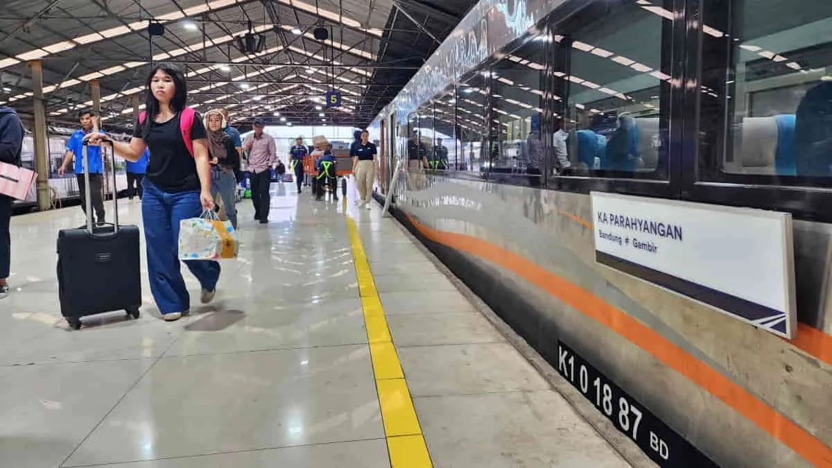 Perjalanan Kereta Api Parahyangan Bandung – Gambir batal berangkat. Pembatalan akibat adanya gangguan operasional commuter line di Stasiun Jakarta Kota pada Selasa (5/8/2025) pagi. Foto: Ghani Rahmat/trustjabar