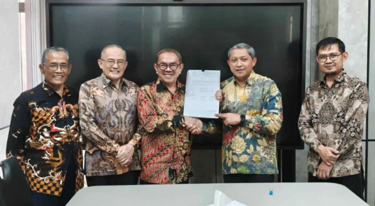 Ketua Stikom Bandung DR. Dedy Djamaludin Malik dan Kepala LLDikti  IV Dr. Dr.Lukman, ST,M.Hum saat menerima penurunan sanksi menjadi ringan, beberapa waktu lalu.