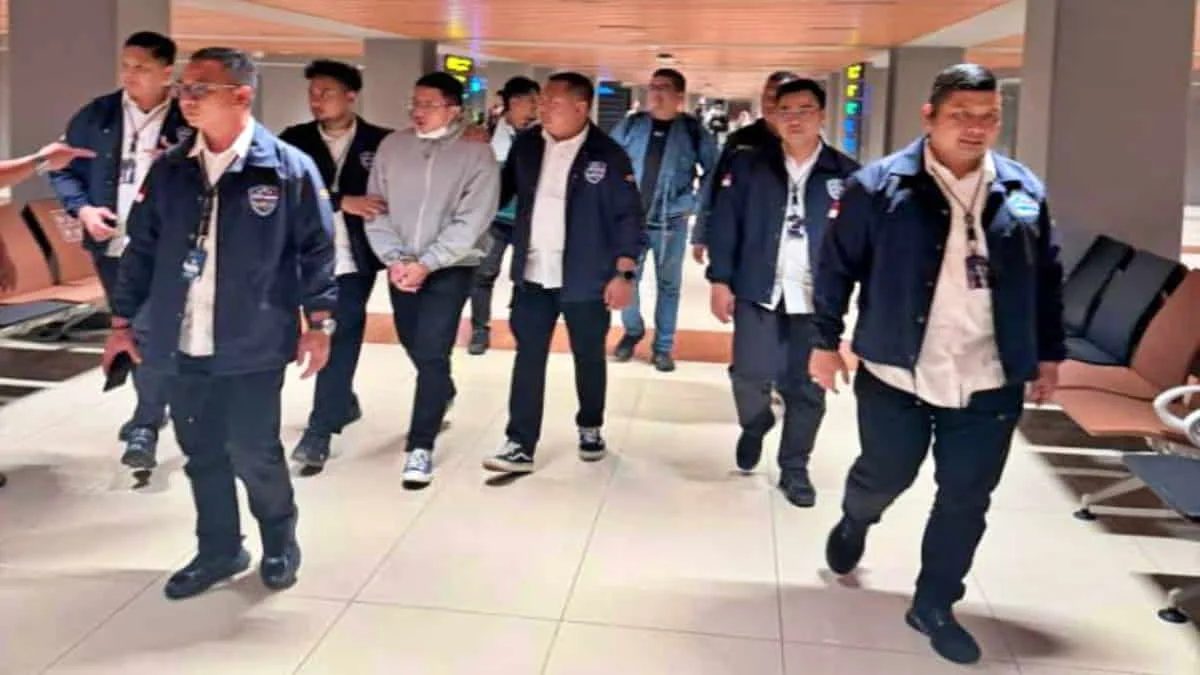 Pelaku ujaran kebencian dan penghinaan yang videonya viral di media sosial dan Youtube, Resbob (diborgol) tidak berkutik saat tim Reserse Kriminal Polda Jabar menangkapnya di salah satu daerah di Jawa Tengah. Dalam pelariannya, Resbob sempat berusaha mengecoh polisi dengan cara berpindah-pindah tempat dan menitipkan handphone miliknya kepada pacar yang berada di Surabaya. Foto: istimewa/