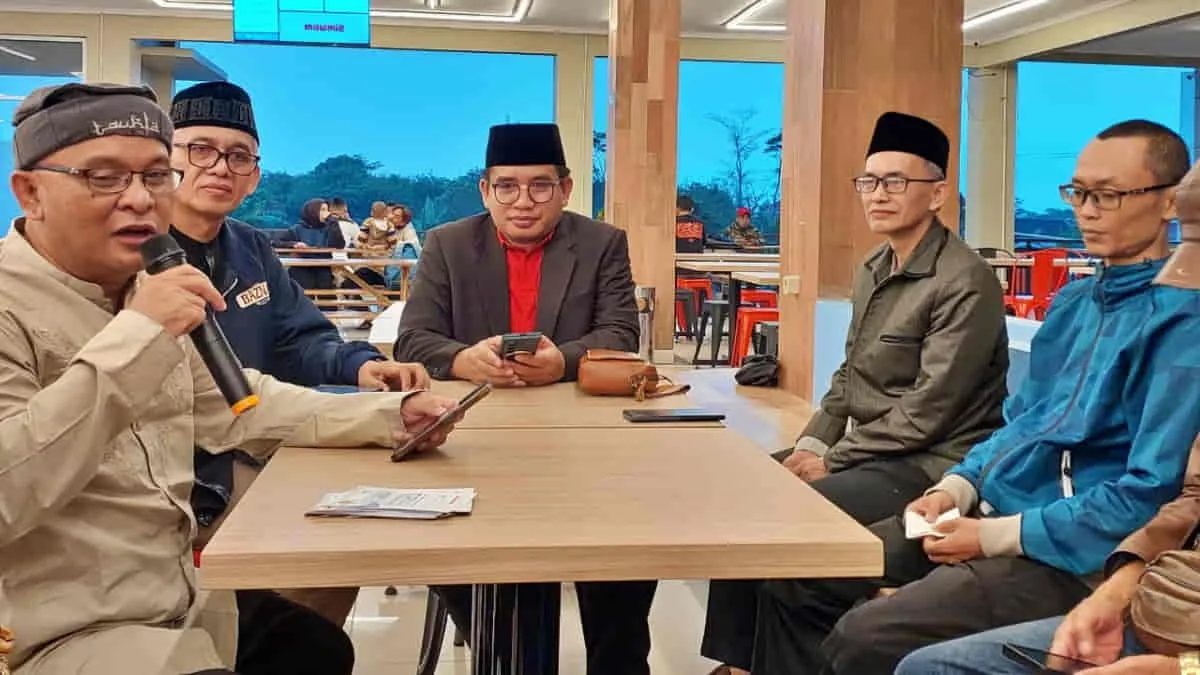 Ketua BAZNAS Kabupaten Bandung, Jawa Barat, KH Yusuf Ali Tantowi (tengah) saat menggelar diskusi bersama PWI Kabupaten Bandung. BAZNAS Kabupaten Bandung berhasil mencatat pengumpulan ZIS sebesar Rp 17,5 miliar selama 2025. Foto: cep/trustjabar