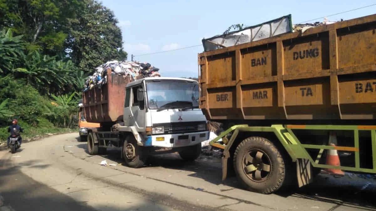 Pembuangan sampah dari Kota Cimahi ke TPA Sarimukti di KBB mengalami pembatasan sesuai tegulasi baru dari 17 rit per hari menjadi hanya 13 rit per hari. (Foto: Adi H/Trustjabar(