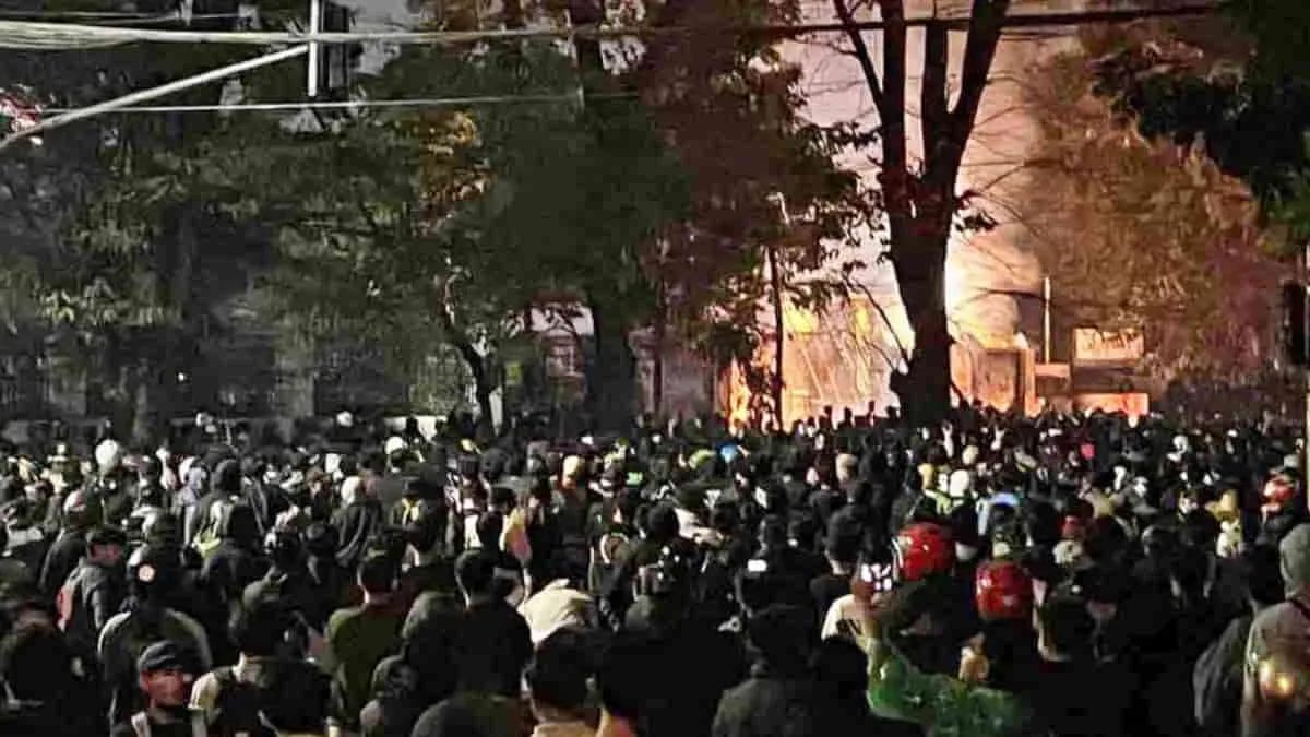 Aksi demonstrasi berakhir ricuh di depan Gedung DPRD Jawa Barat, Jumat (29/8/2025). Foto: R Denny/trustjabar