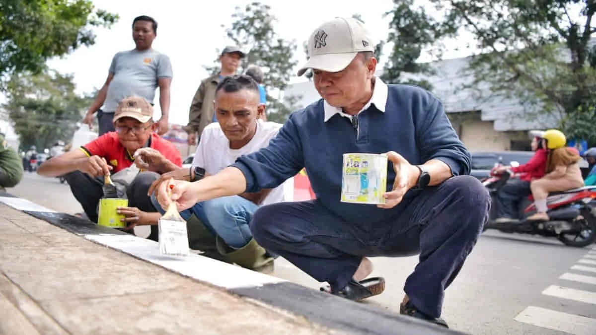 Sekda Jabar Herman Suryatman saat ikut mengecat trotoar menjelang pelaksanaan Kirab Budaya Milangkala Tatar Sunda. Foto: Diskominfo Jabar/