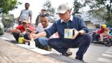 Sekda Jabar Herman Suryatman saat ikut mengecat trotoar menjelang pelaksanaan Kirab Budaya Milangkala Tatar Sunda. Foto: Diskominfo Jabar/