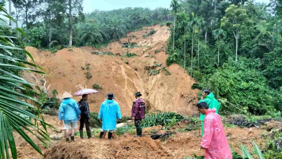 Pencarian korban oleh tim gabungan pascabencana galodo di Salareh Aia dan Nagari Salareh Aia Timur, Kabupaten Agam, Sumatera Barat beberapa waktu lalu. BNPB terus mendistribusikan bantuan logistik bagi warga terdampak bencana di Sumatera dan Aceh. Foto: dok.BNPB/