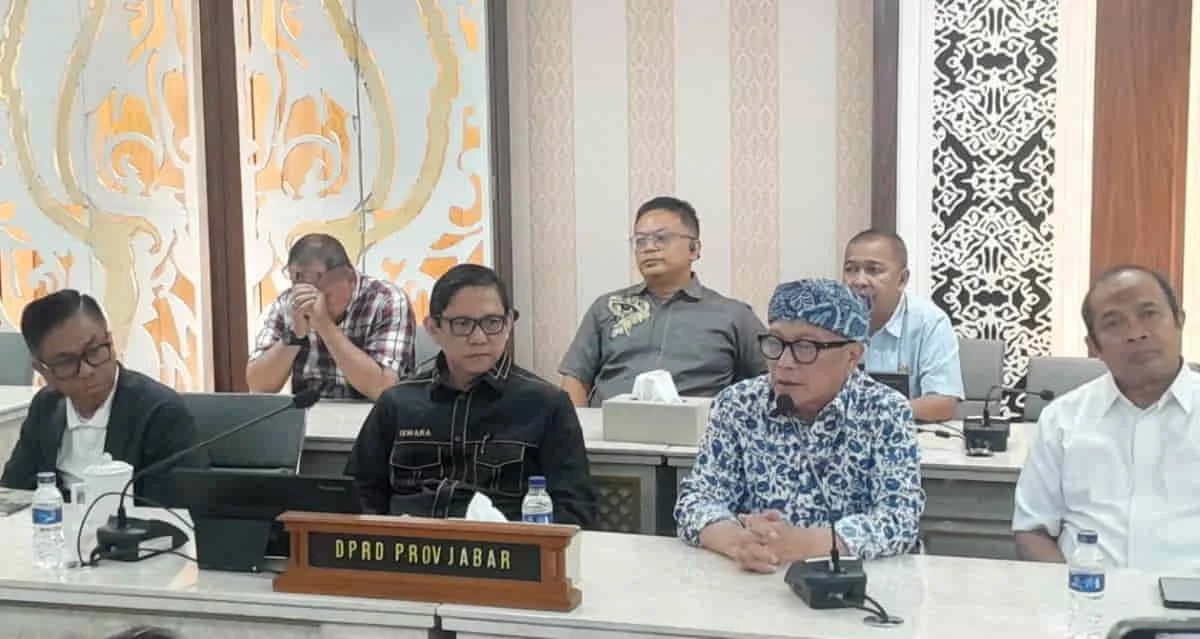 Konferensi pers pimpinan DPRD Jabar usai Rapim 9 fraksi tentang kesiapan evaluasi tunjangan perumahan. (Foto: Abbas/Trustjabat)