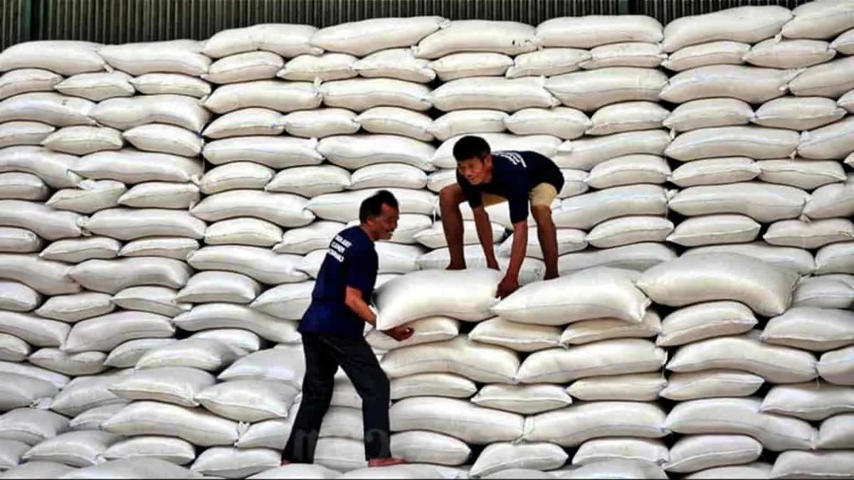 Pekerja membereskan tumpukan beras di gudang Bulog. Pemerintah mengalokasikan Rp 5 triliun untuk membangun 100 gudang baru Perum Bulog. Foto: istimewa/