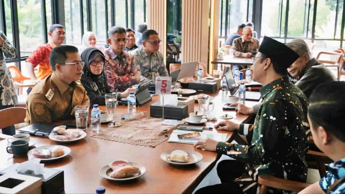 Bupati Bandung Dadang Supriatna (kiri) saat berkoordinasi dengan Mensos RI Saifullah Yusuf di Kantor Kemensos, Jakarta, Selasa (21/7/2026). Foto: ist/Diskominfo Pemkab Bandung