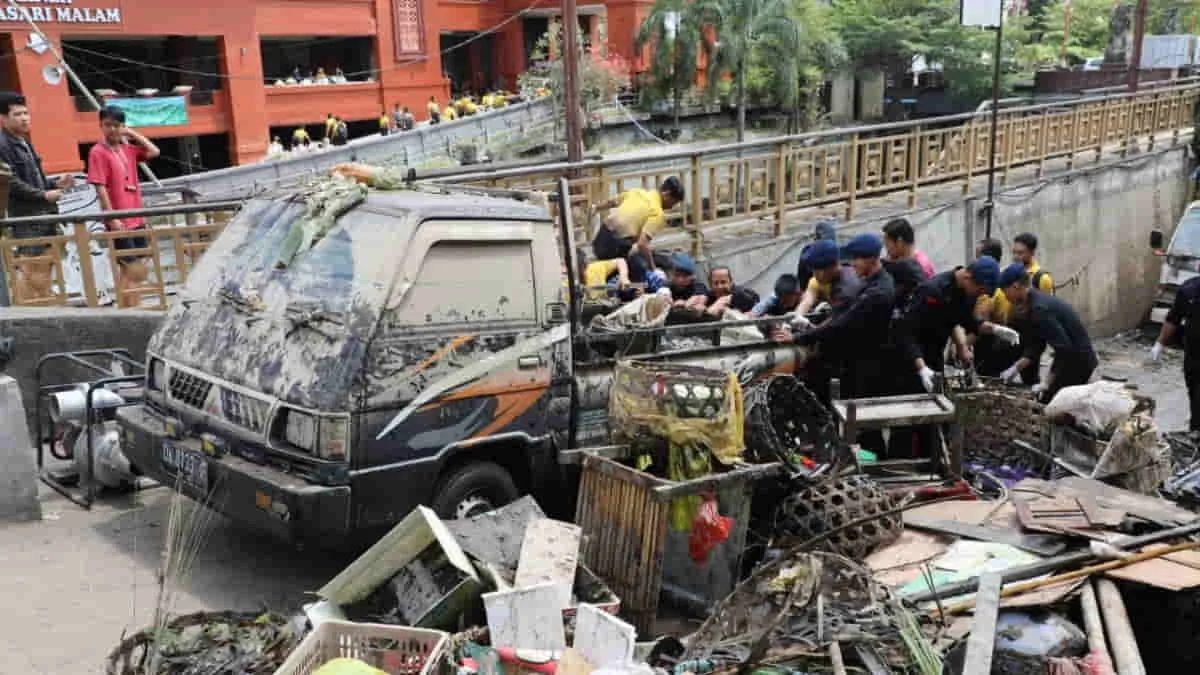 Petugas gabungan berhasil mengevakuasi mobil bak terbuka dari parkiran basement Pasar Badung Bali saat banjir menerjang. pada pekan kedua September 2025, BNPB mencatat ada 24 kejadian bencana di Indonesia. Foto: Pusdatinkom BNPB/