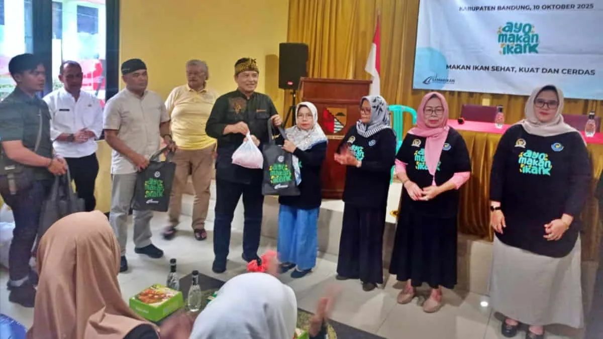 Anggota DPR RI Dadang M Naser dan Ketua DPD Partai Golkar Kabupaten Bandung, Jawa Barat, Sugianto, membagikan 6,1 ton ikan segar kepada masyarakat di Desa Sadu Kecamatan Soreang, Kabupaten Bandung dalam rangkaian HUT Partai Golkar. Foto: trustjabar