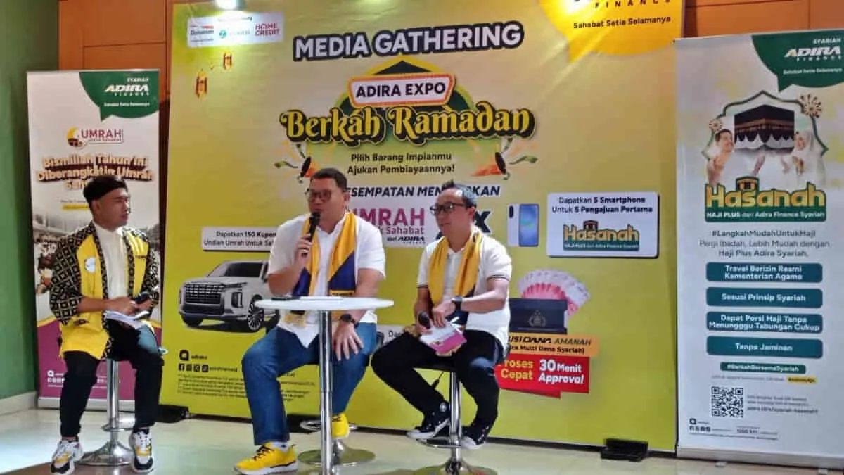 Head of Regional SSD Jawa Barat Adira Finance, Handi (tengah) didampingi Head of Business Jawa Barat Adira Finance Tedi Kusnaedi (kanan) saat media gathering Adira Expo 2026 di Kota Bandung, Jawa Barat. Foto: cep/trustjabar