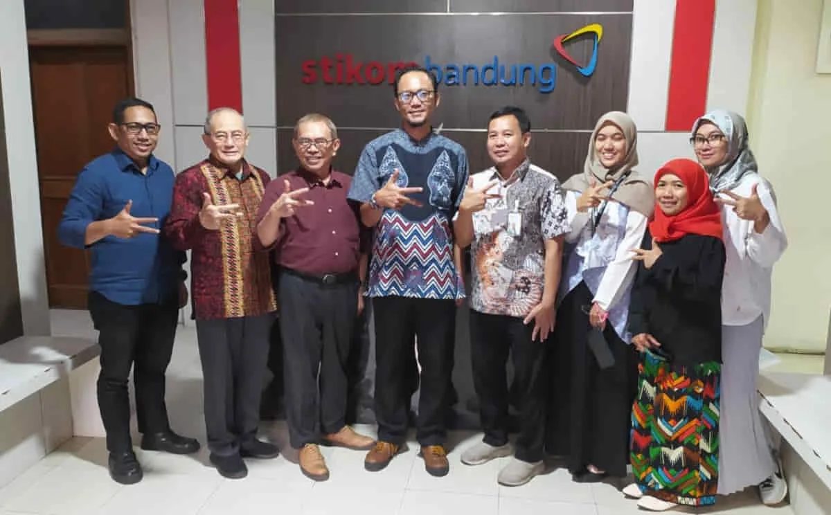 Jajaran Pengurus Stikom Bandung dan BSI Maslahat usai penjajakan kerja sama dalam program beasiswa mahasiswa tahun 2025-2026, di Kampus Stikom, Rabu (1/10/2025). Foto: Iman/trustjabar