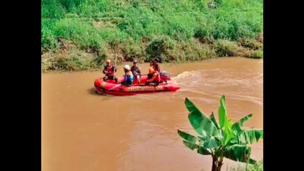 Tangkapan layar saat Tim SAR gabungan melakukan proses evakuasi dan pencarian jasad korban Agus Sutisna yang terbawa arus aliran Sungai Cibanjaran, Kamis (16/4/2026). Foto: istimewa/