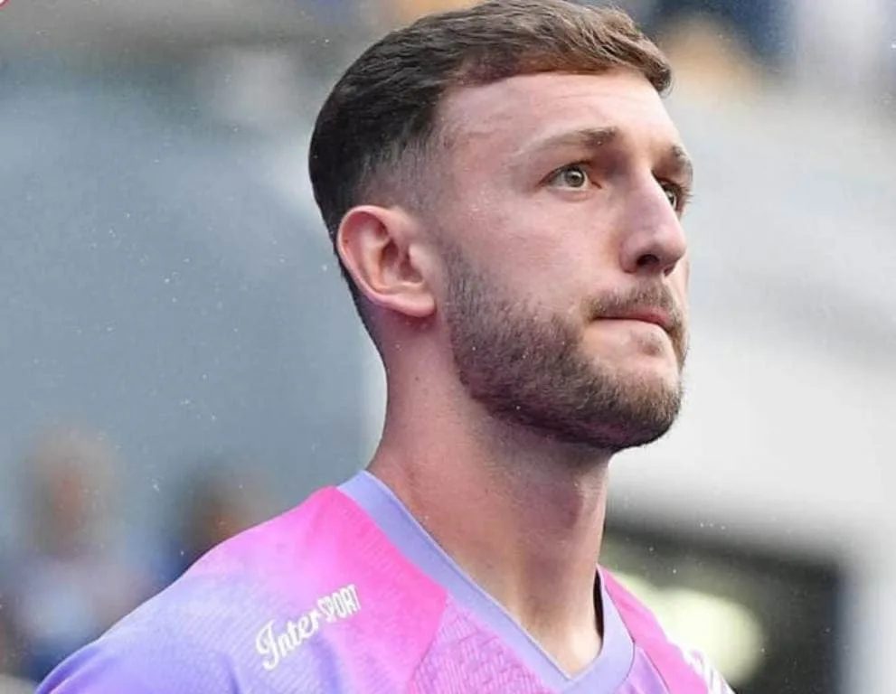 Hari yang Buruk bagi Adam Przybek, Sudah Kebobolan Dua Gol Dapat Kartu Kuning Pula. (Foto: Istimewa)