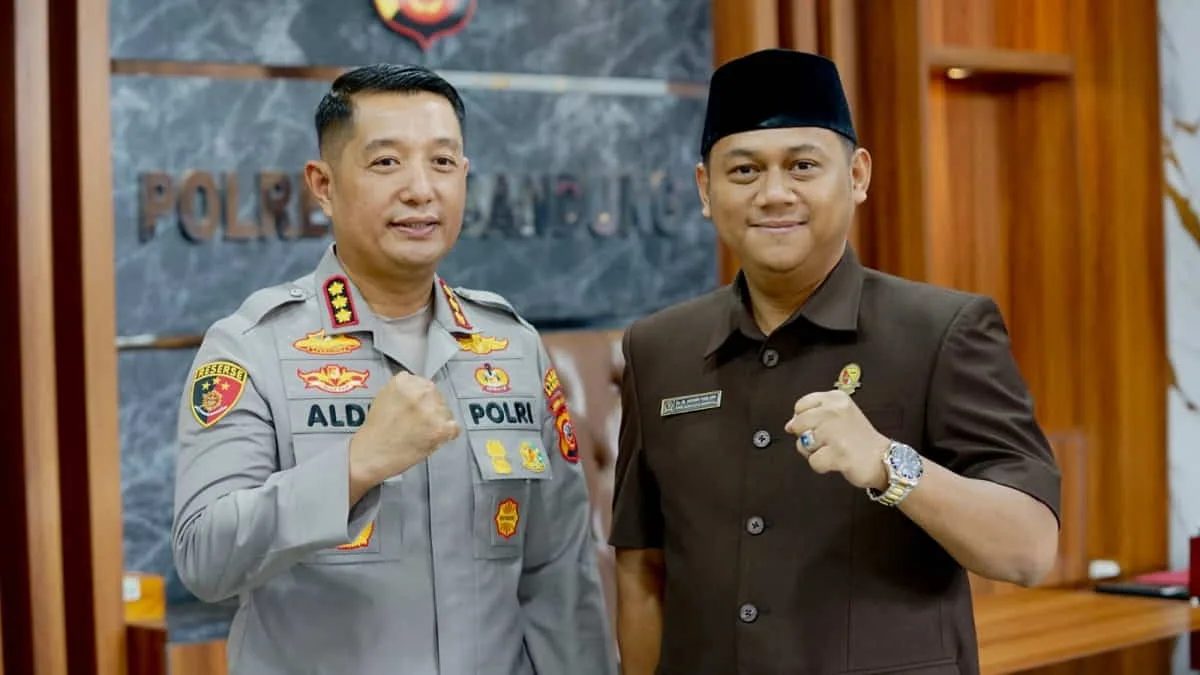Wakil Ketua DPRD Kabupaten Bandung M Hailuki (kanan) saat berfoto bersama dengan Kapolresta Bandung Kombes Aldi Subartono (kiri). DPRD Kabupaten Bandung mengapresiasi kinerja Polresta Bandung yang mampu menghadirkan kondusifitas keamanan di wilayah Kabupaten Bandung. Foto: ist/