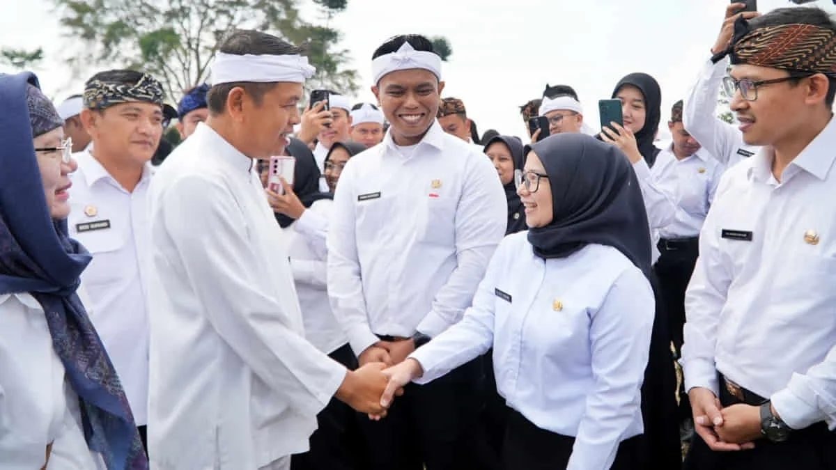 Gubernur Jawa Barat Dedi Mulyadi saat memberikan selamat kepada seorang ASN Jawa Barat yang baru dilantik. Dedi Mulyadi menekankan pentingnya ASN Jawa Barat melayani masyarakat hingga pelosok. Foto: ist/