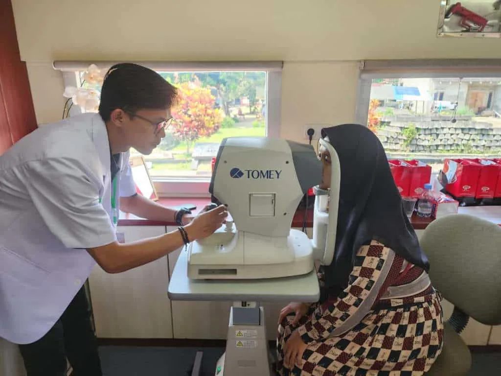 Sedikitnya 360 warga Manonjaya dapat layanan kesehatan gratis di Rail Clinic. (Foto: Istimewa).