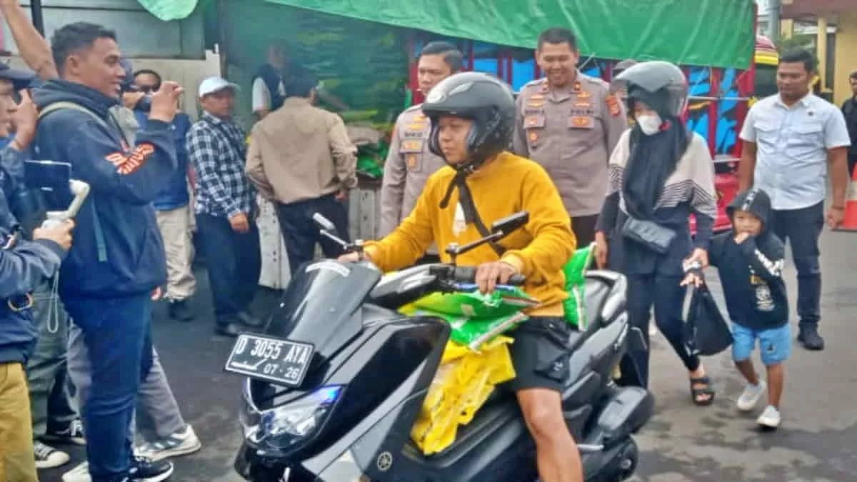 Polres Cimahi, Jawa Barat, menyalurkan 278 ton beras SPHP saat Gerakan Pangan Murah (GPM) untuk menjaga inflasi daerah. Foto: Adi/trustjabar