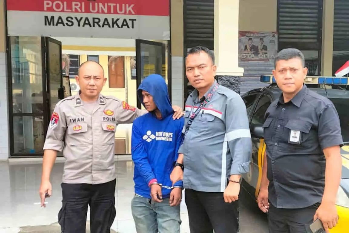 Petugas KCIC berhasil mengamankan seorang terduga pelaku yang melakukan pencurian kabel grounding di jalur kereta cepat Whoosh dan menyerahkannya ke aparat berwajib. (Foto: Dok.KCIC)