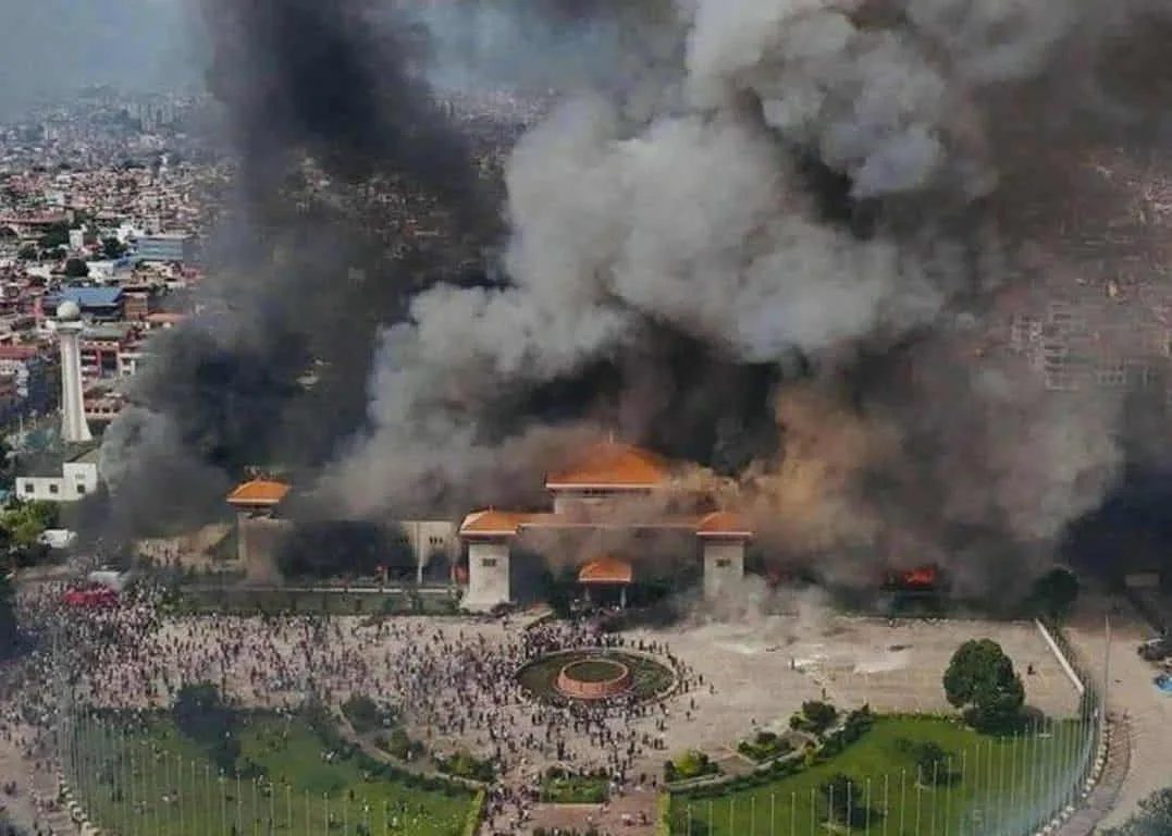 Nepal Rusuh, Perdana Menteri dan Politisi Jadi Amukan Massa. (foto: Net)