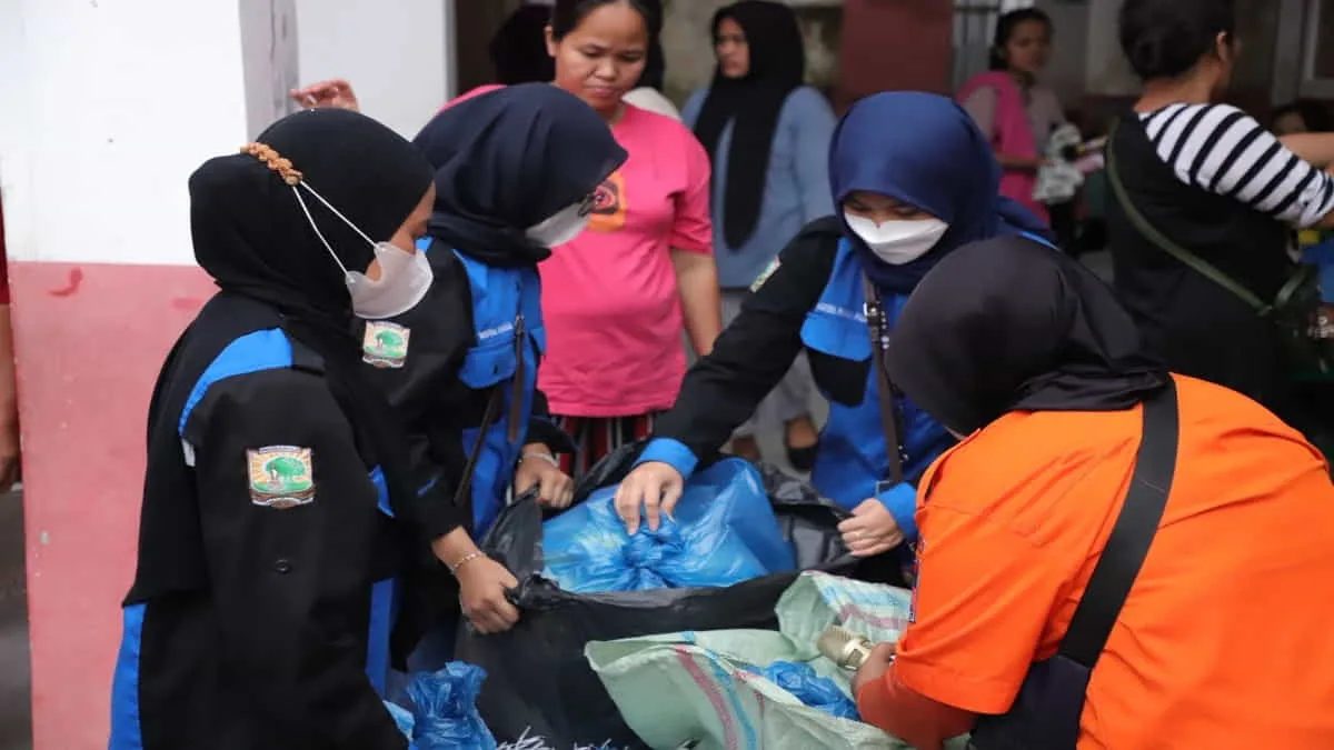 Petugas mendistribusikan bantuan logistik kepada warga yang menjadi korban terdampak bencana hidrometeorologi di Kota Padang, Sumatera Barat. Foto: ist. BNPB