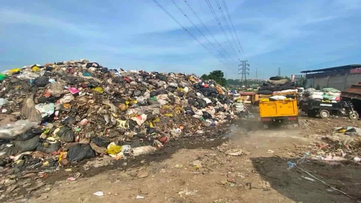 Akibat adanya kebijakan pembatasan kuota buangan ke TPA Sarimukti, sampah di Kantor UPT Kebersihan Bandung Barat pun menumpuk dan menimbulkan bau tidak sedap. Foto: Adi/trustjabar