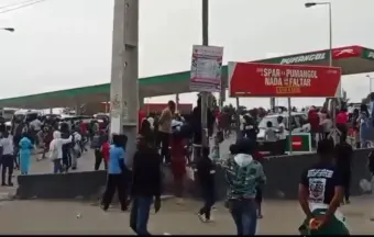 Angola Rusuh, Masyarakat Setempat Menjarah Toko dan Bentrok dengan Polisi!